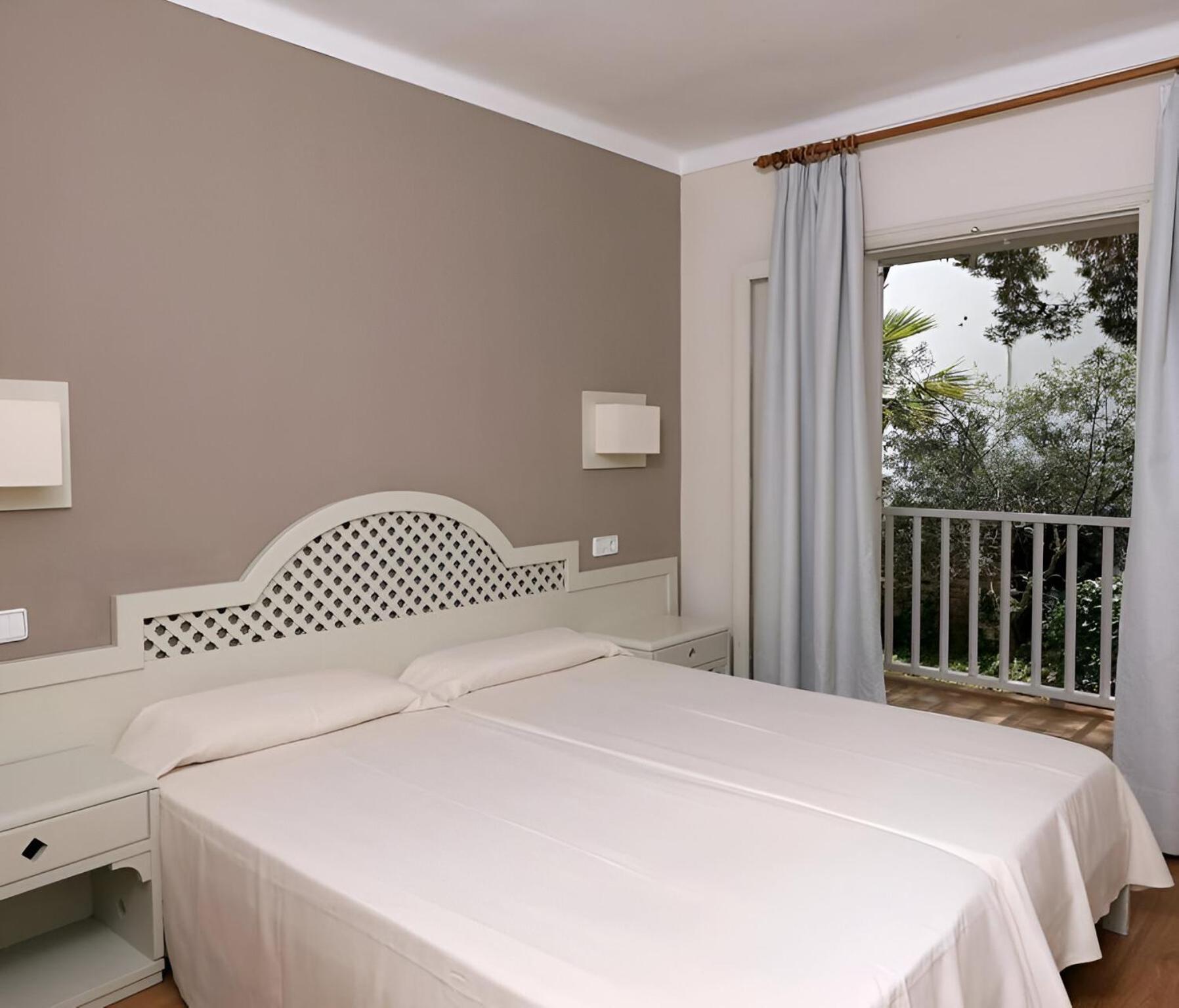 Hotel Club Es Talaial Кала де Ор Экстерьер фото